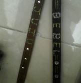 Coleiras personalizadas com o nome revestido com glitter.